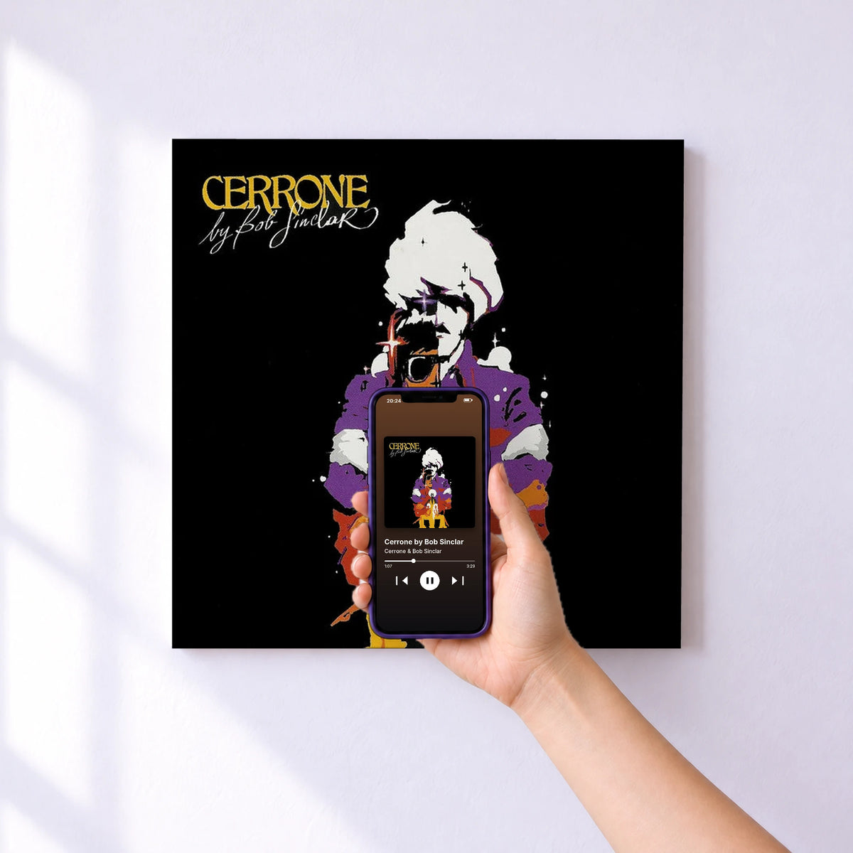Affiche connectée Cerrone by Bob Sinclar de Cerrone & Bob Sinclar au mur : l'album se lance en approchant le téléphone