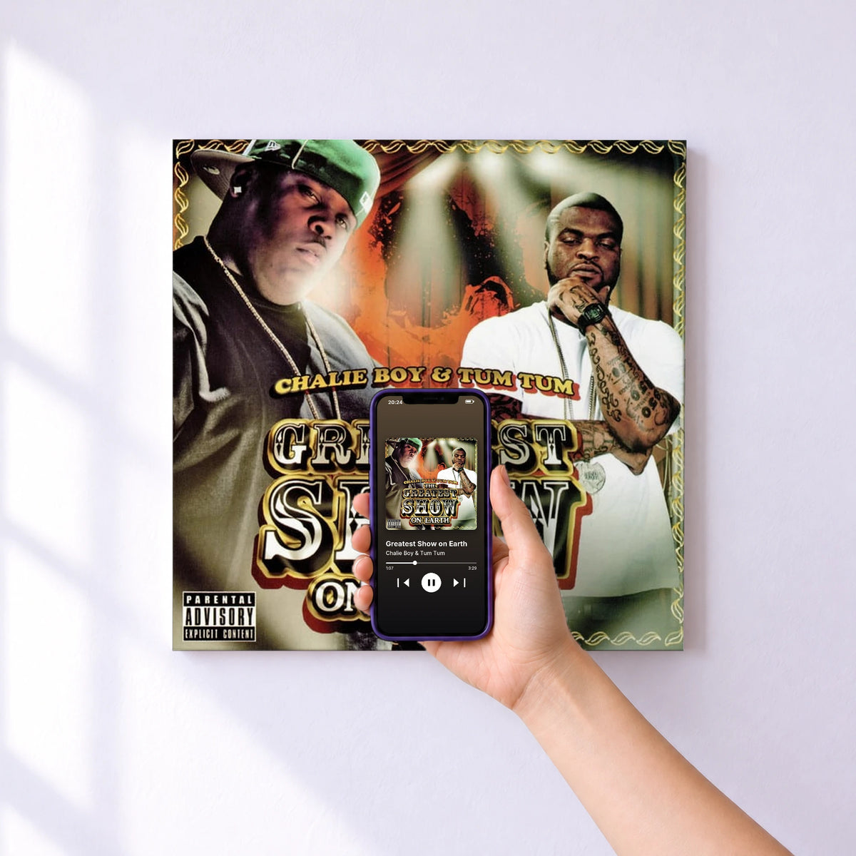 Affiche connectée Greatest Show on Earth de Chalie Boy & Tum Tum au mur : l'album se lance en approchant le téléphone