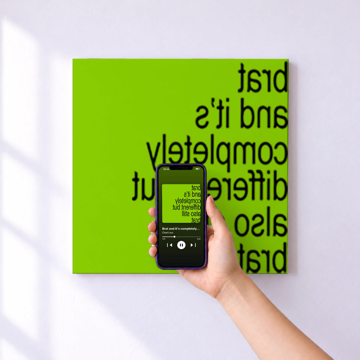 Affiche connectée Brat and it's completely different but also still brat de Charli xcx au mur : l'album se lance en approchant le téléphone