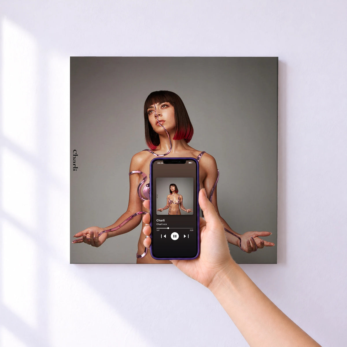 Affiche connectée Charli de Charli xcx au mur : l'album se lance en approchant le téléphone