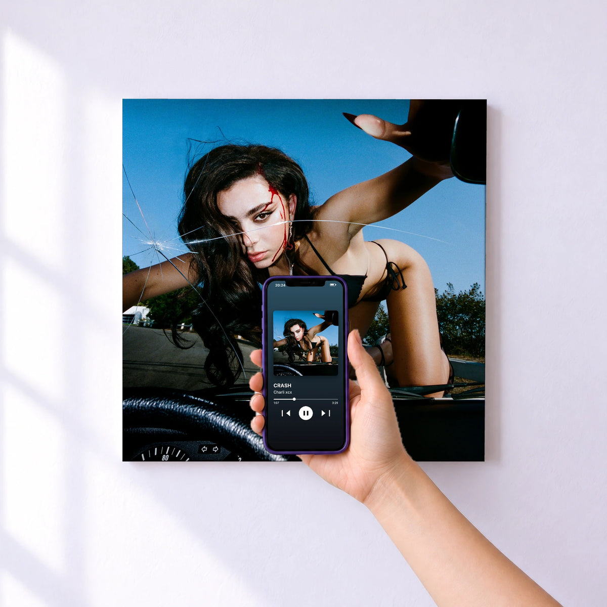 Affiche connectée CRASH de Charli xcx au mur : l'album se lance en approchant le téléphone