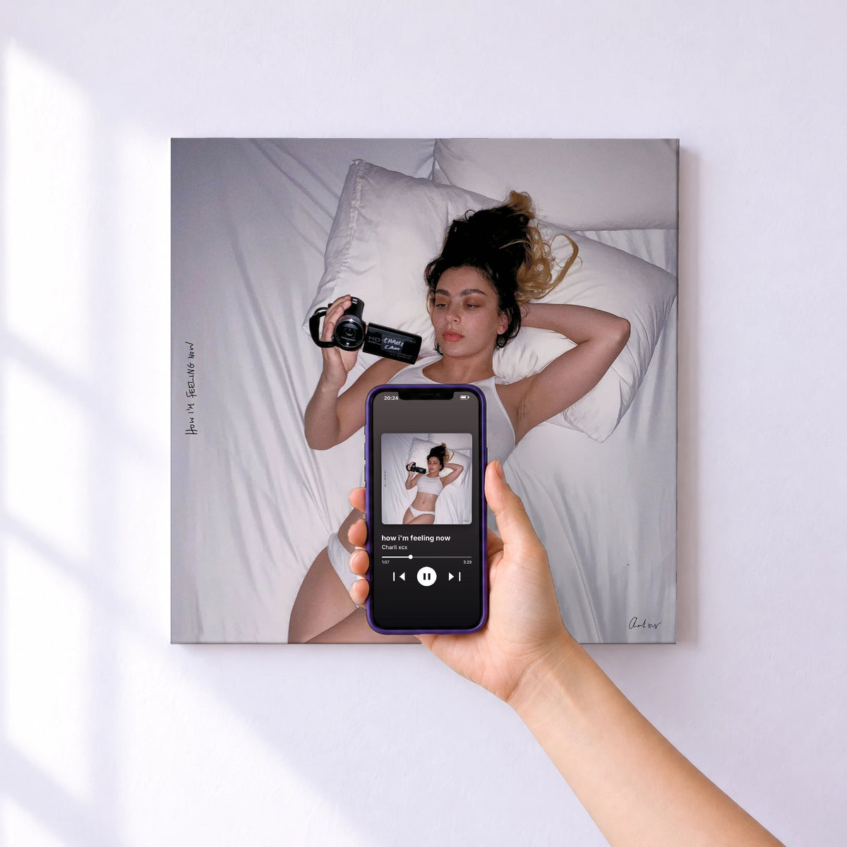 Affiche connectée how i'm feeling now de Charli xcx au mur : l'album se lance en approchant le téléphone