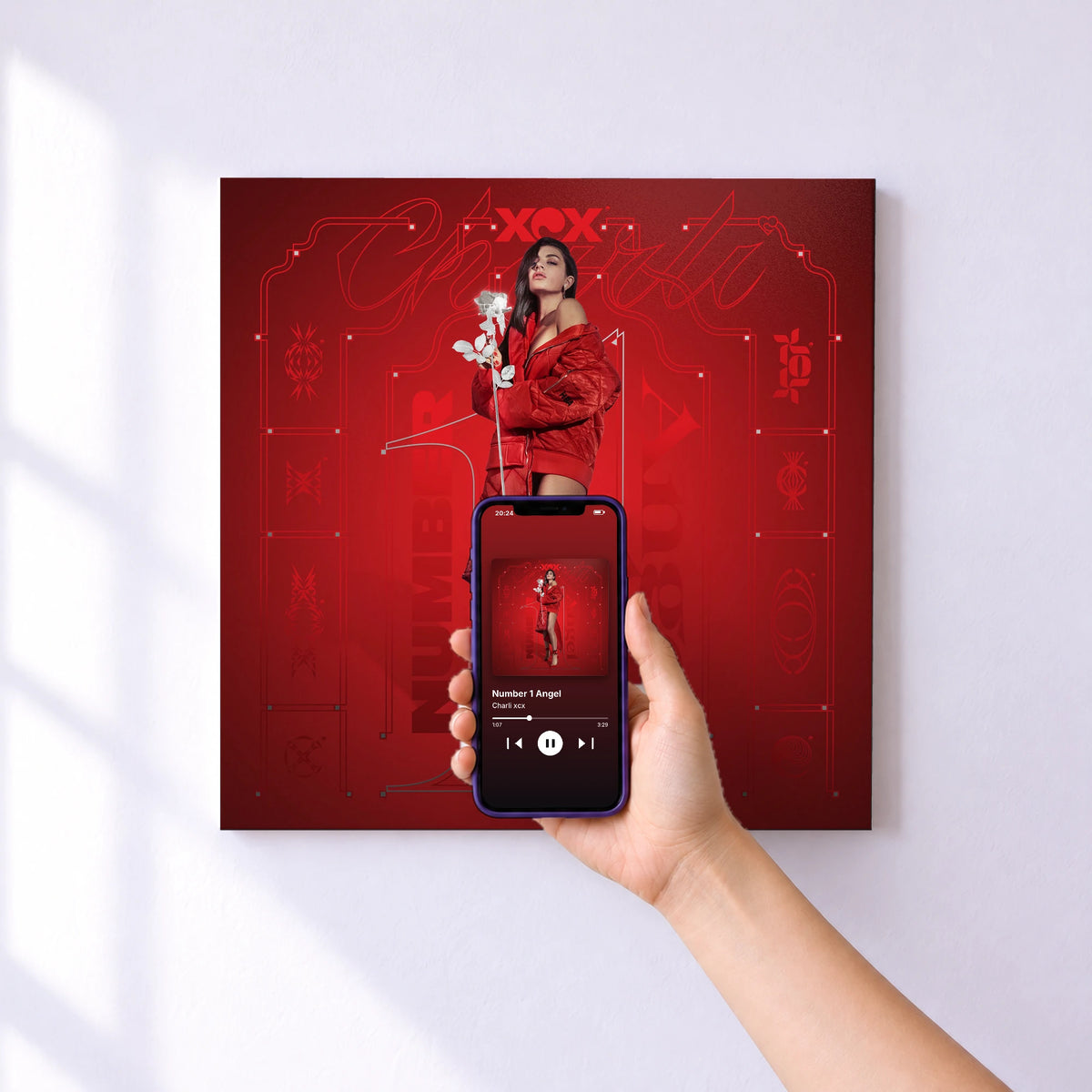 Affiche connectée Number 1 Angel de Charli xcx au mur : l'album se lance en approchant le téléphone