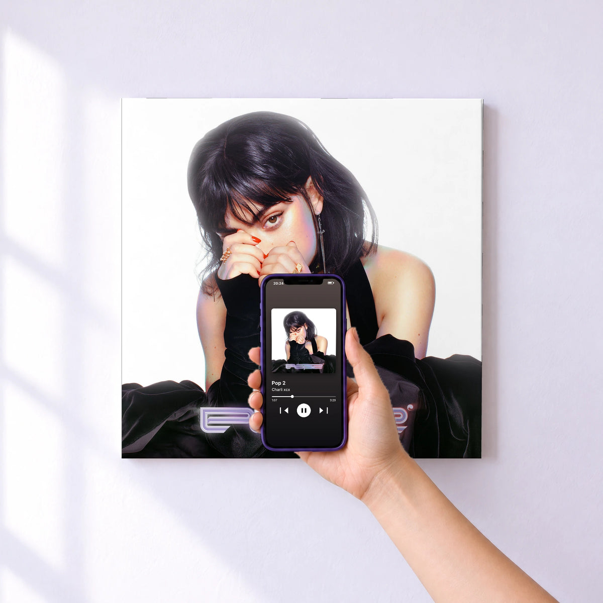 Affiche connectée Pop 2 de Charli xcx au mur : l'album se lance en approchant le téléphone