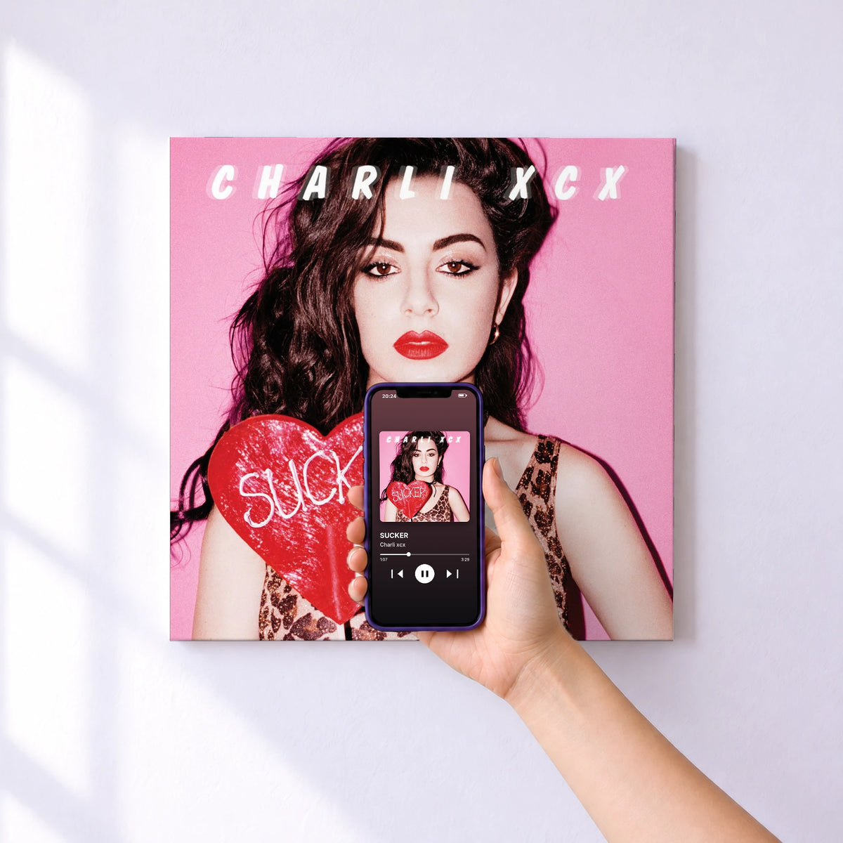 Affiche connectée SUCKER de Charli xcx au mur : l'album se lance en approchant le téléphone