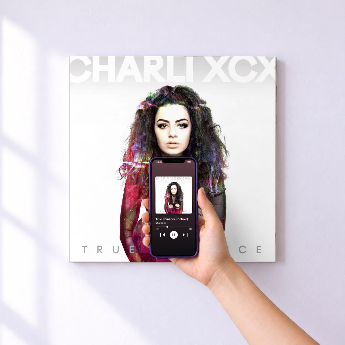 Affiche connectée True Romance (Deluxe) de Charli xcx au mur : l'album se lance en approchant le téléphone