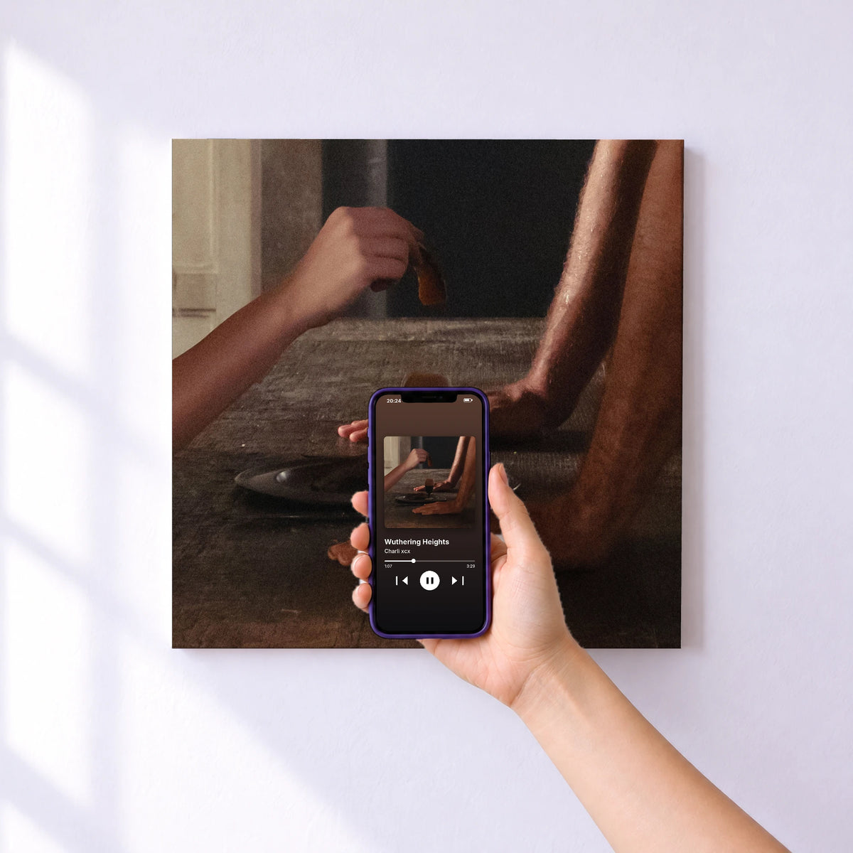 Affiche connectée Wuthering Heights de Charli xcx au mur : l'album se lance en approchant le téléphone