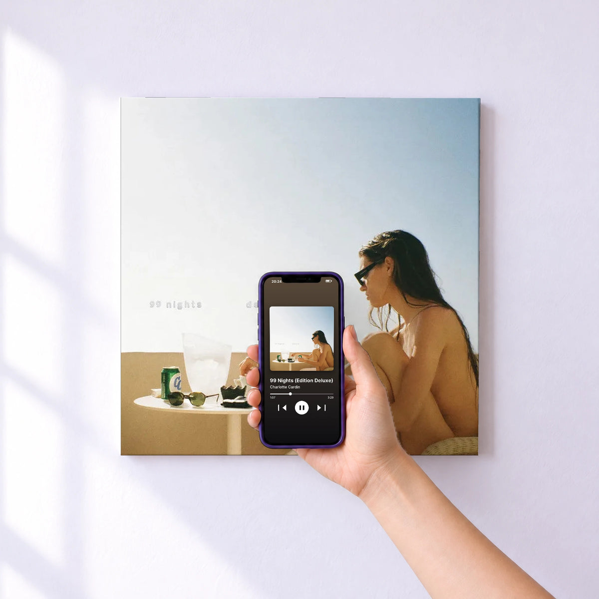 Affiche connectée 99 Nights (Edition Deluxe) de Charlotte Cardin au mur : l'album se lance en approchant le téléphone