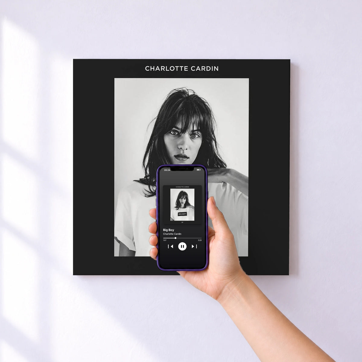 Affiche connectée Big Boy de Charlotte Cardin au mur : l'album se lance en approchant le téléphone