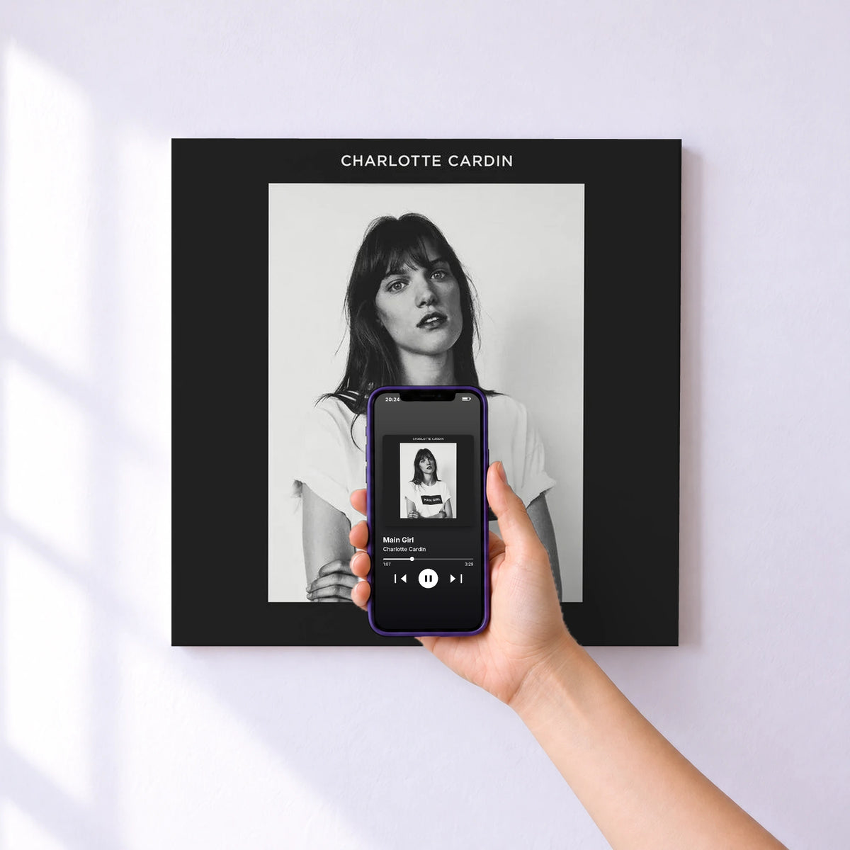 Affiche connectée Main Girl de Charlotte Cardin au mur : l'album se lance en approchant le téléphone