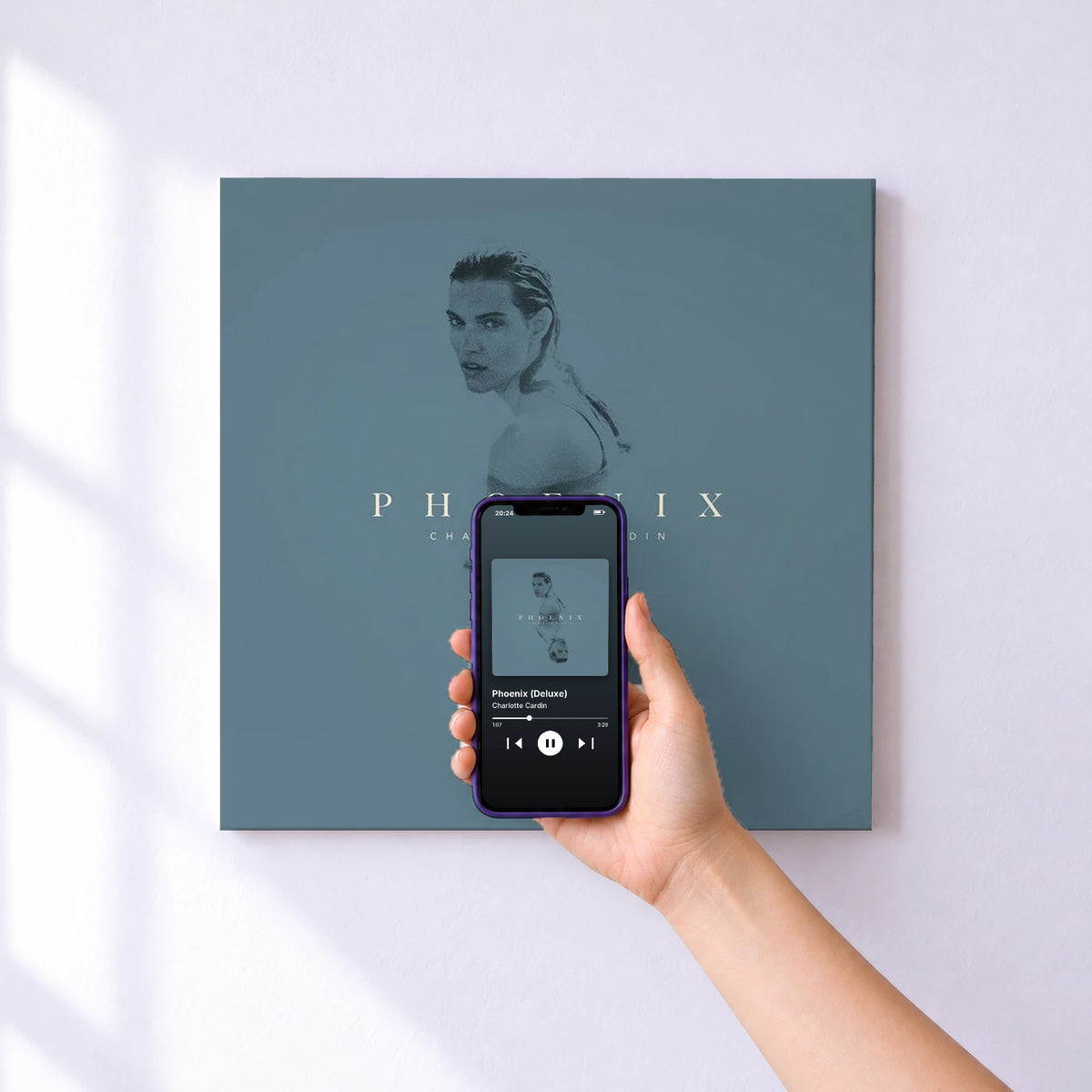 Affiche connectée Phoenix (Deluxe) de Charlotte Cardin au mur : l'album se lance en approchant le téléphone