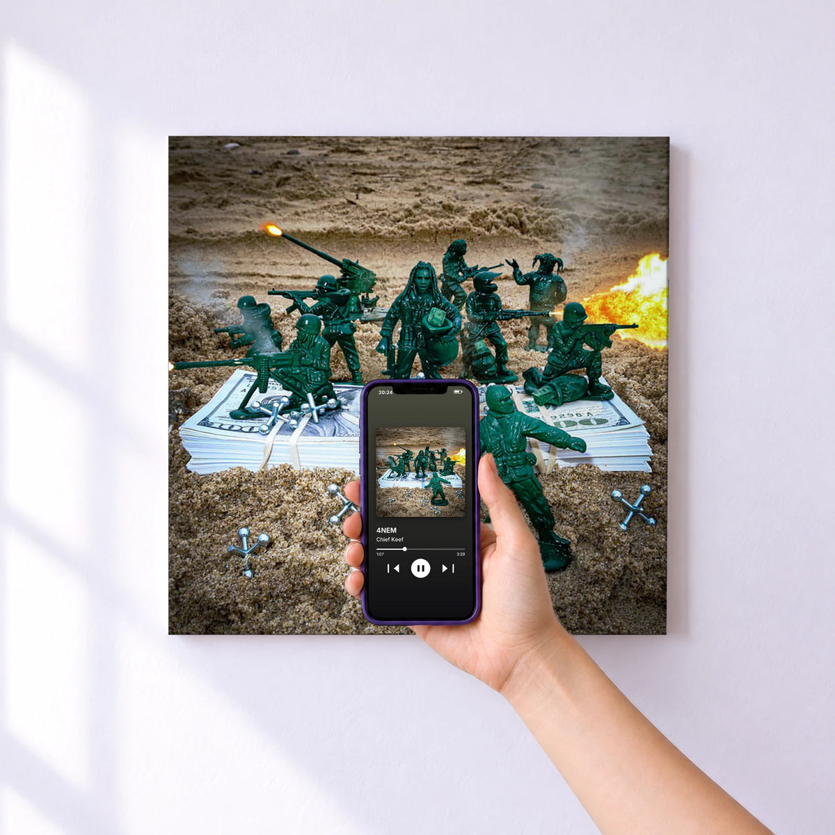 Affiche connectée 4NEM de Chief Keef au mur : l'album se lance en approchant le téléphone