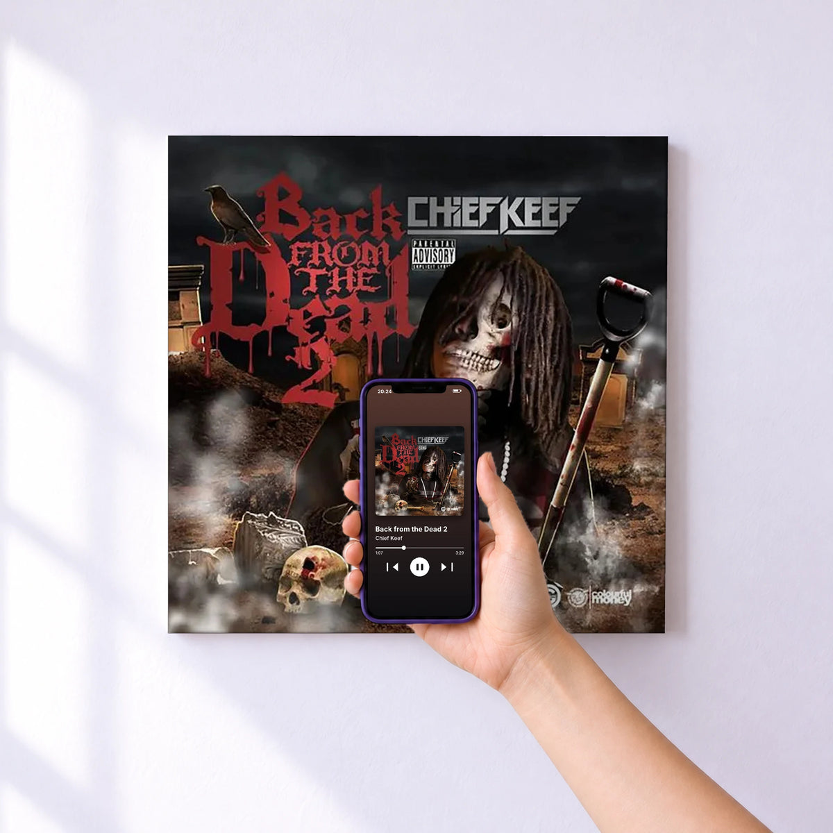 Affiche connectée Back from the Dead 2 de Chief Keef au mur : l'album se lance en approchant le téléphone