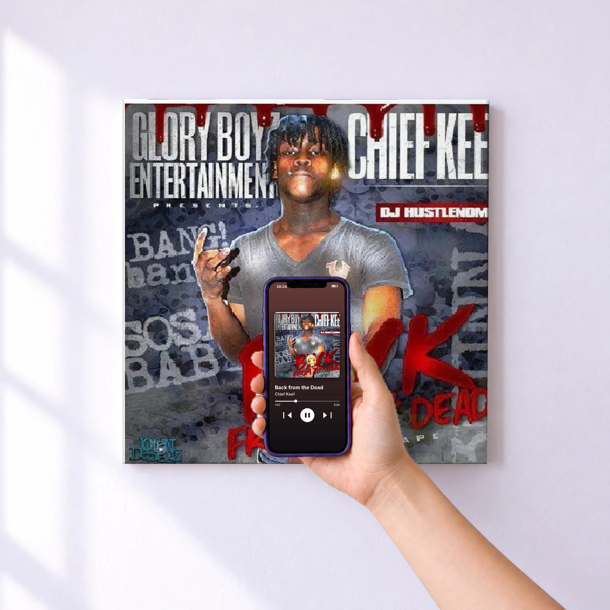 Affiche connectée Back from the Dead de Chief Keef au mur : l'album se lance en approchant le téléphone