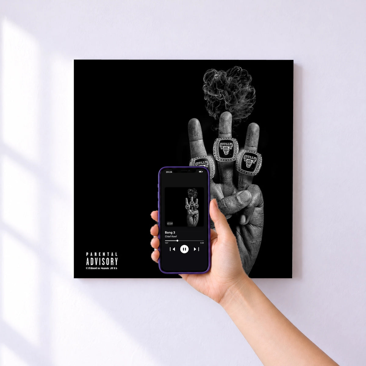 Affiche connectée Bang 3 de Chief Keef au mur : l'album se lance en approchant le téléphone