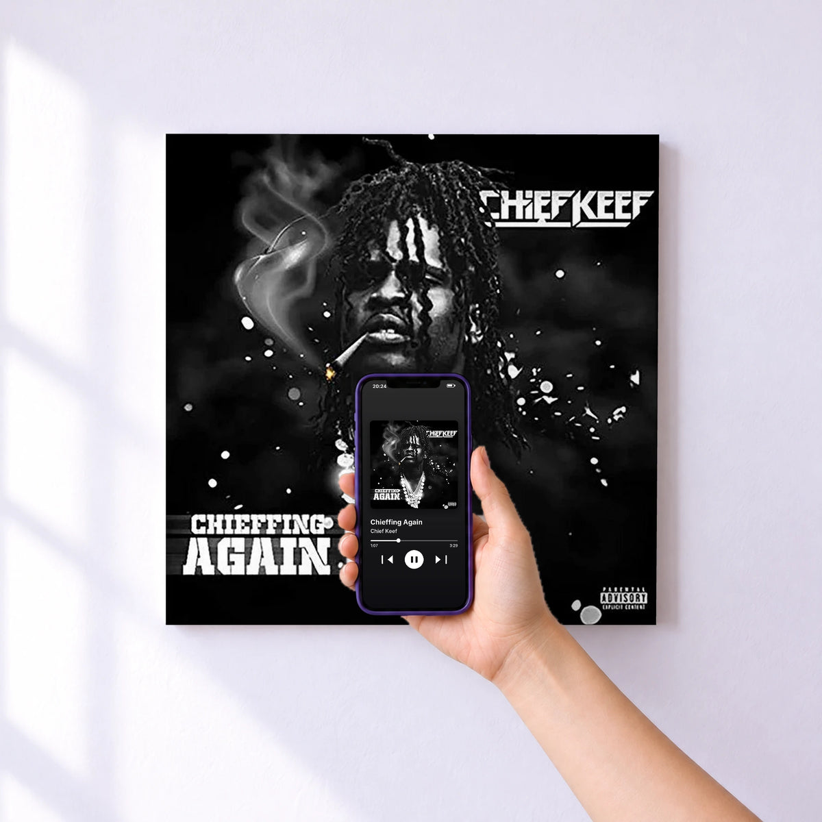 Affiche connectée Chieffing Again de Chief Keef au mur : l'album se lance en approchant le téléphone