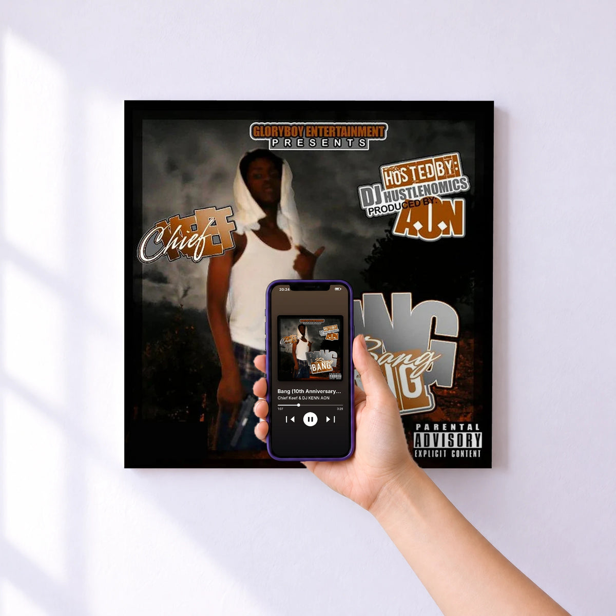 Affiche connectée Bang (10th Anniversary Edition) de Chief Keef & DJ KENN AON au mur : l'album se lance en approchant le téléphone
