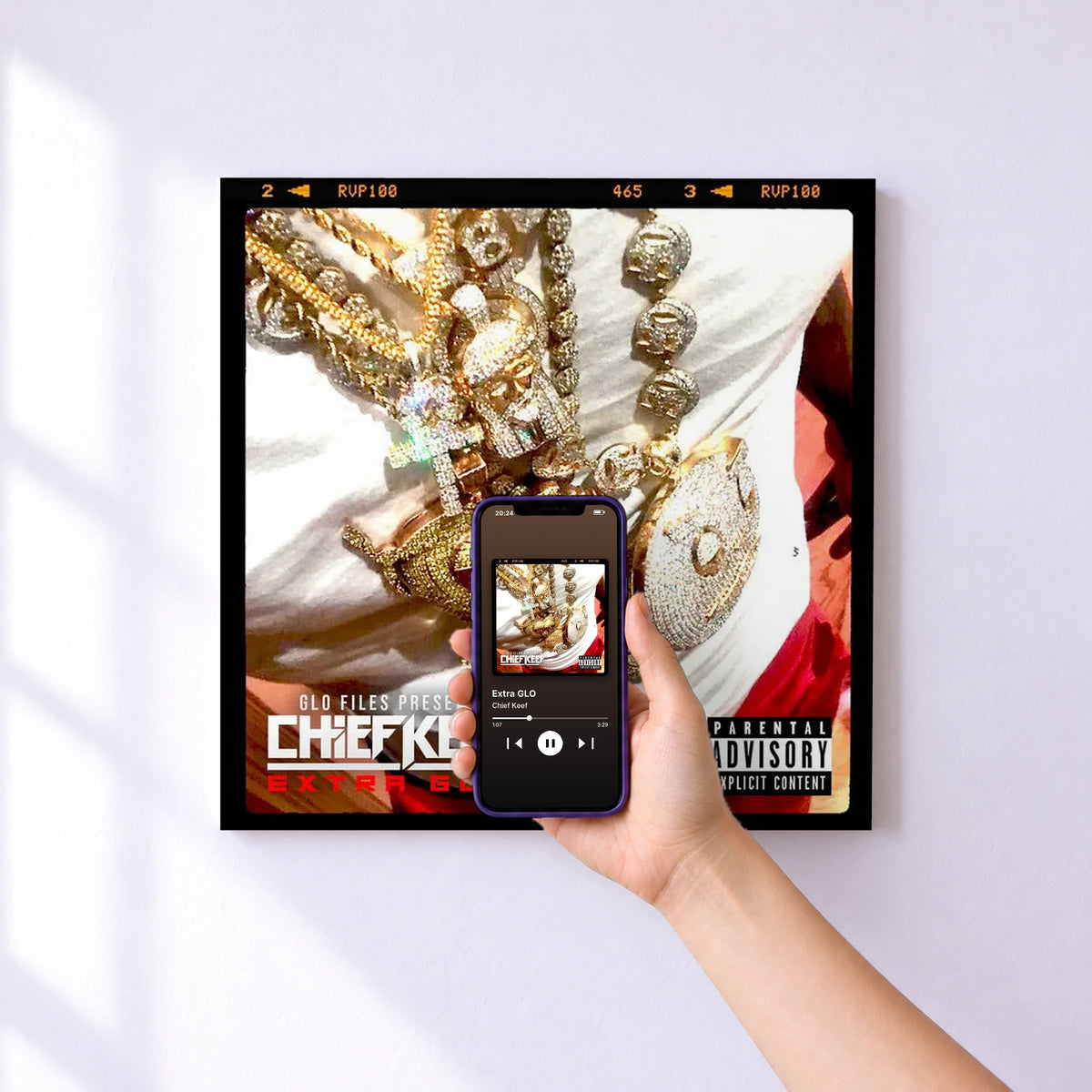 Affiche connectée Extra GLO de Chief Keef au mur : l'album se lance en approchant le téléphone