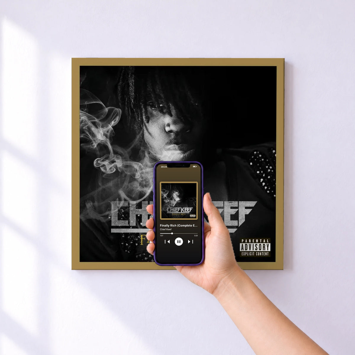 Affiche connectée Finally Rich (Complete Edition) de Chief Keef au mur : l'album se lance en approchant le téléphone