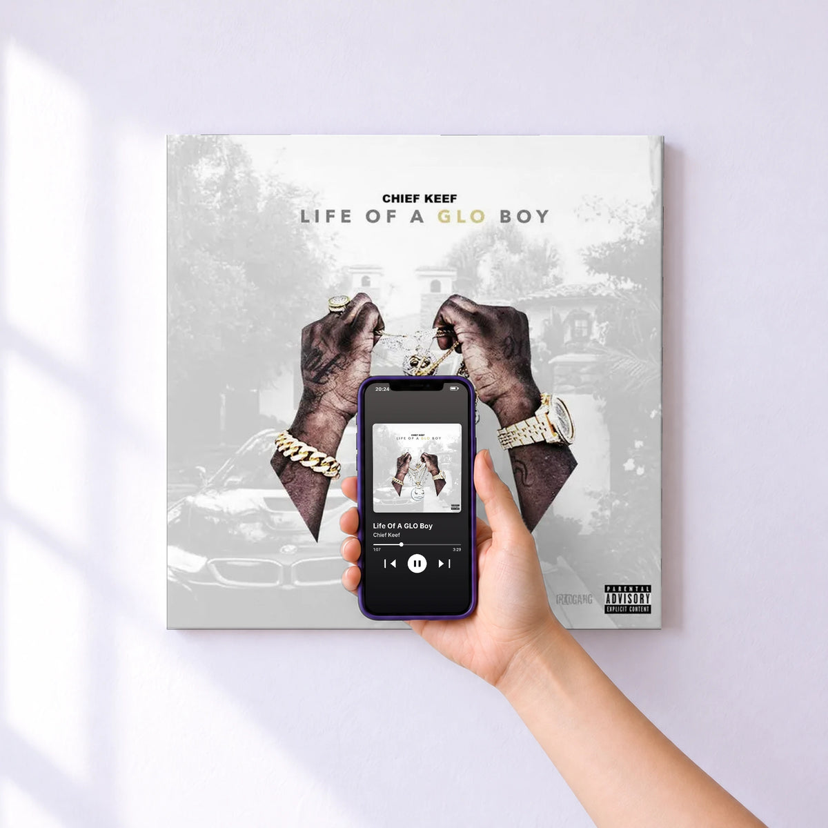 Affiche connectée Life Of A GLO Boy de Chief Keef au mur : l'album se lance en approchant le téléphone