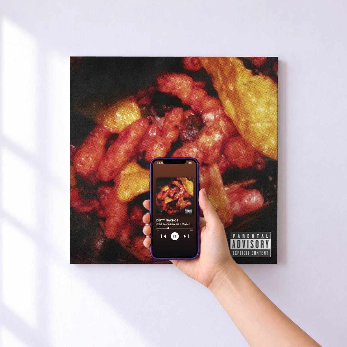 Affiche connectée DIRTY NACHOS de Chief Keef & Mike WiLL Made-It au mur : l'album se lance en approchant le téléphone