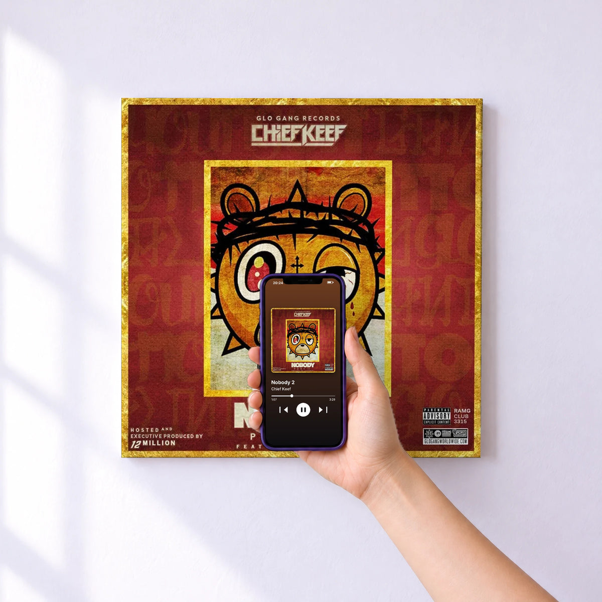 Affiche connectée Nobody 2 de Chief Keef au mur : l'album se lance en approchant le téléphone