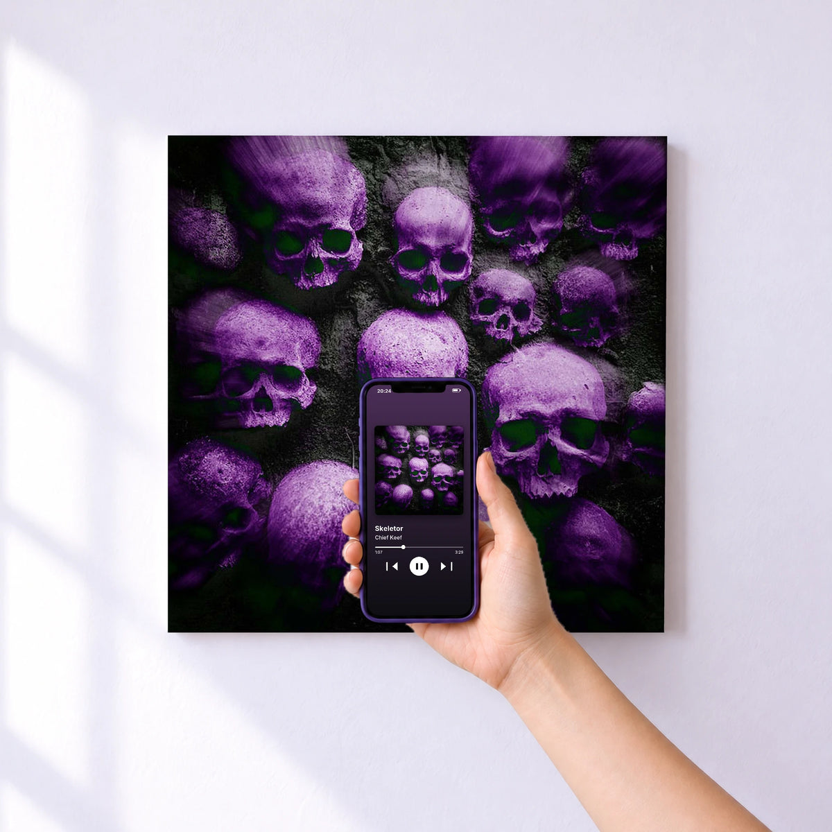 Affiche connectée Skeletor de Chief Keef au mur : l'album se lance en approchant le téléphone