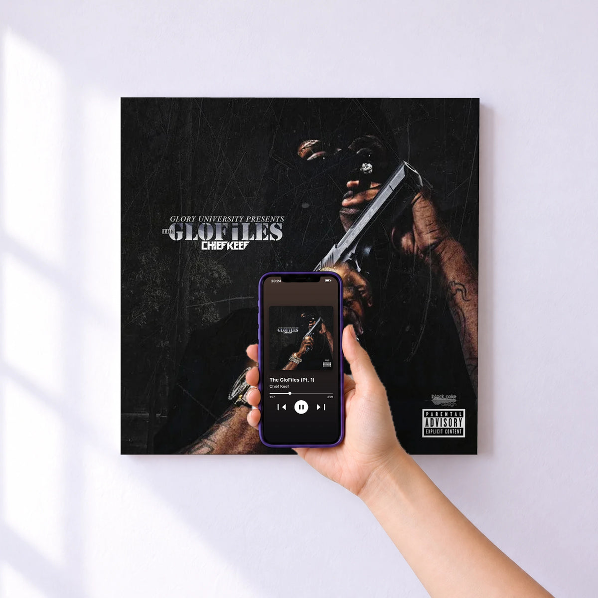 Affiche connectée The GloFiles (Pt. 1) de Chief Keef au mur : l'album se lance en approchant le téléphone