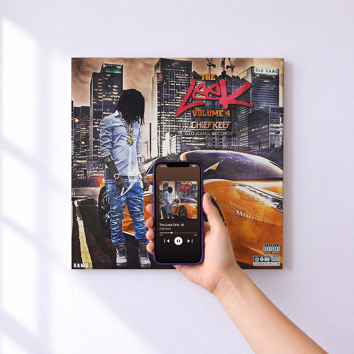Affiche connectée The Leek (Vol. 4) de Chief Keef au mur : l'album se lance en approchant le téléphone