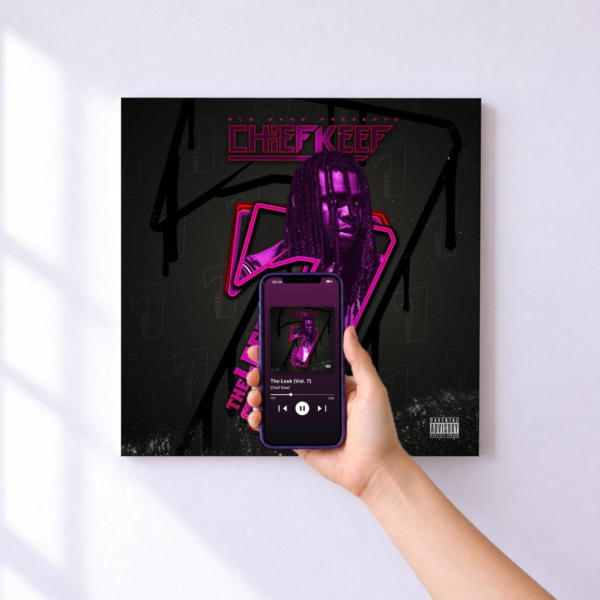 Affiche connectée The Leek (Vol. 7) de Chief Keef au mur : l'album se lance en approchant le téléphone