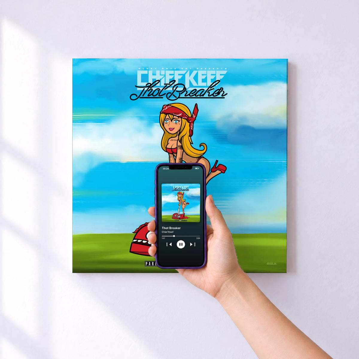 Affiche connectée Thot Breaker de Chief Keef au mur : l'album se lance en approchant le téléphone