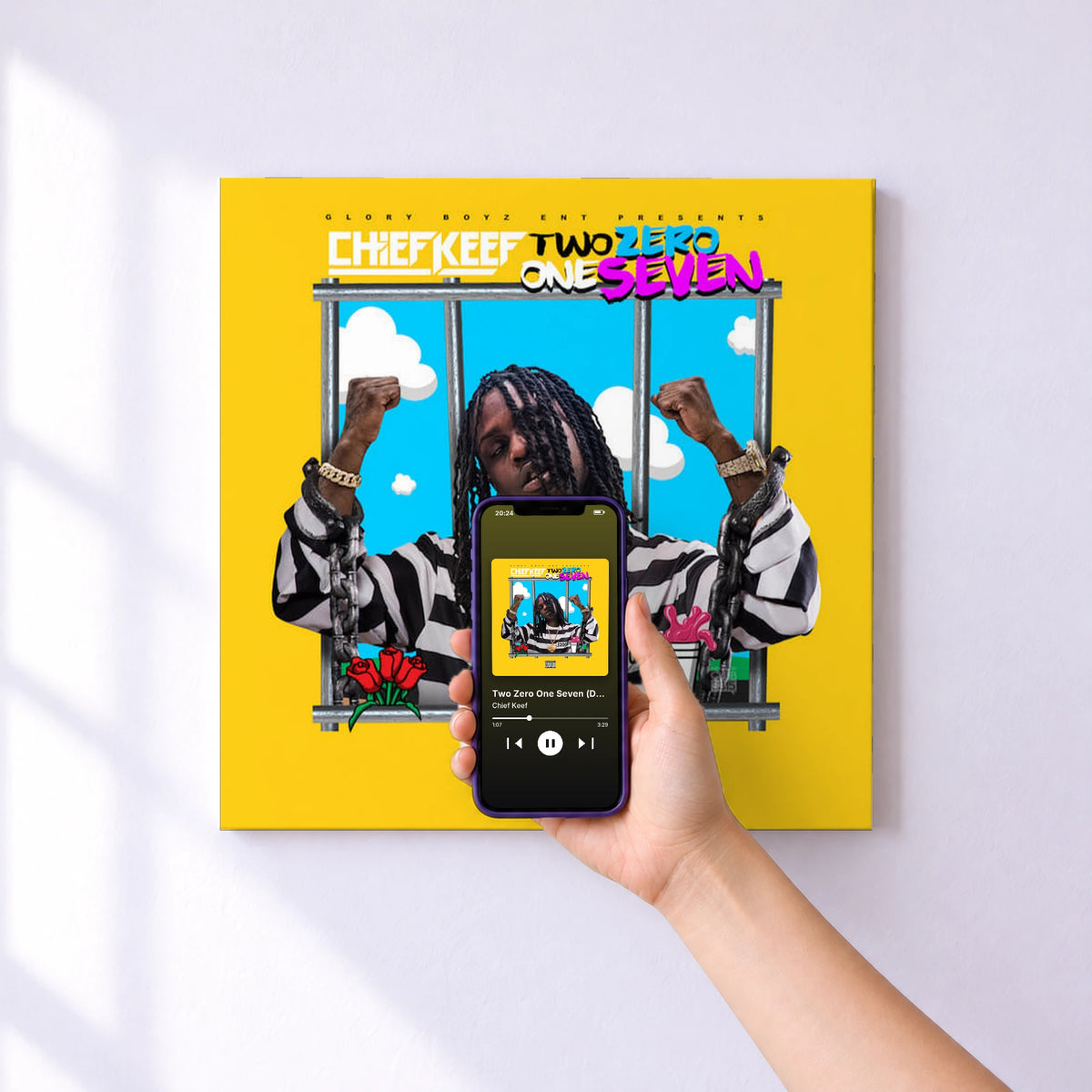 Affiche connectée Two Zero One Seven (Deluxe Edition) de Chief Keef au mur : l'album se lance en approchant le téléphone