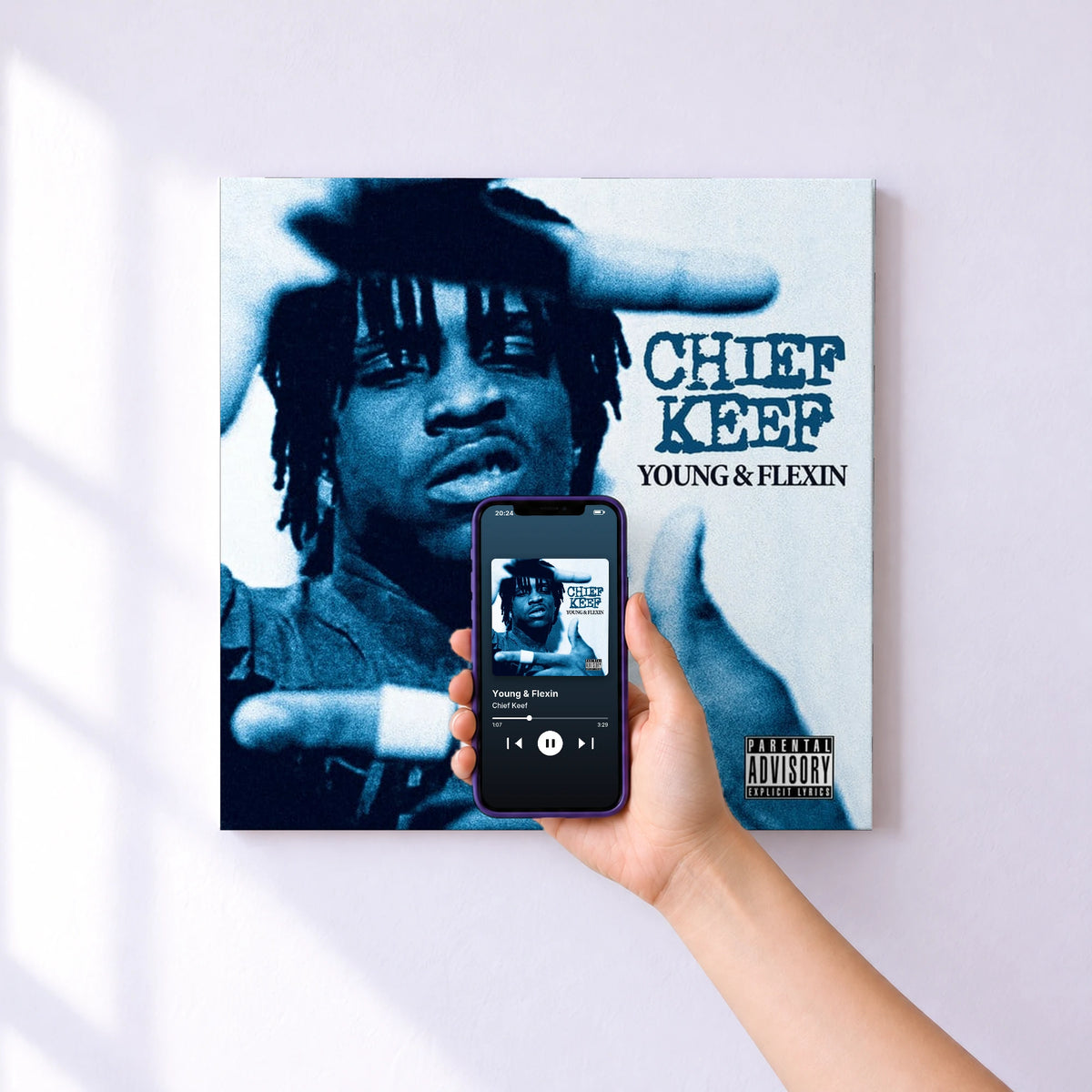 Affiche connectée Young & Flexin de Chief Keef au mur : l'album se lance en approchant le téléphone