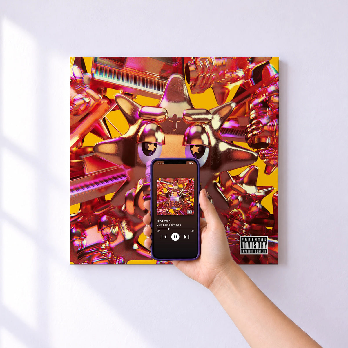 Affiche connectée GloToven de Chief Keef & Zaytoven au mur : l'album se lance en approchant le téléphone