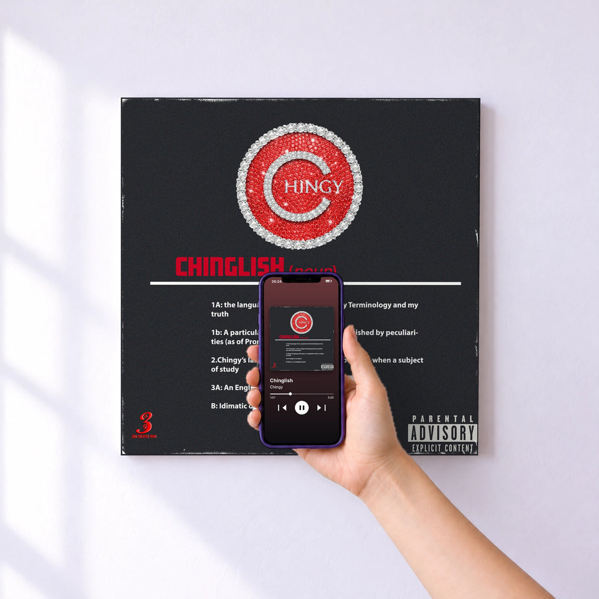 Affiche connectée Chinglish de Chingy au mur : l'album se lance en approchant le téléphone