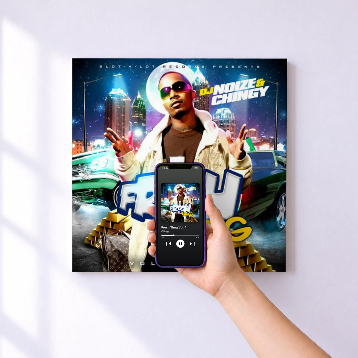 Affiche connectée Fresh Thug Vol. 1 de Chingy au mur : l'album se lance en approchant le téléphone