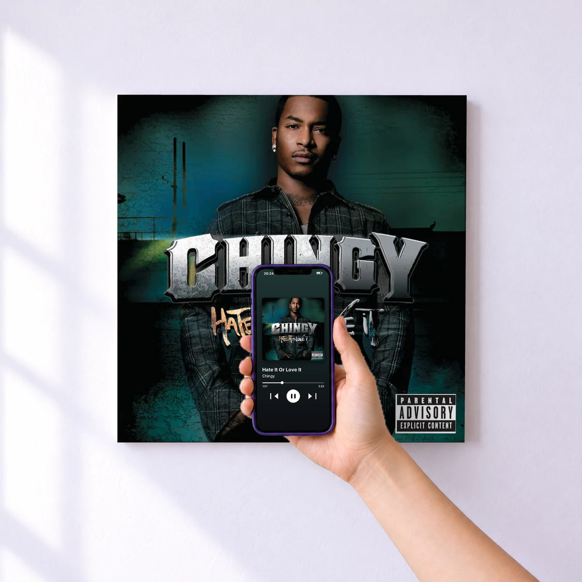 Affiche connectée Hate It Or Love It de Chingy au mur : l'album se lance en approchant le téléphone