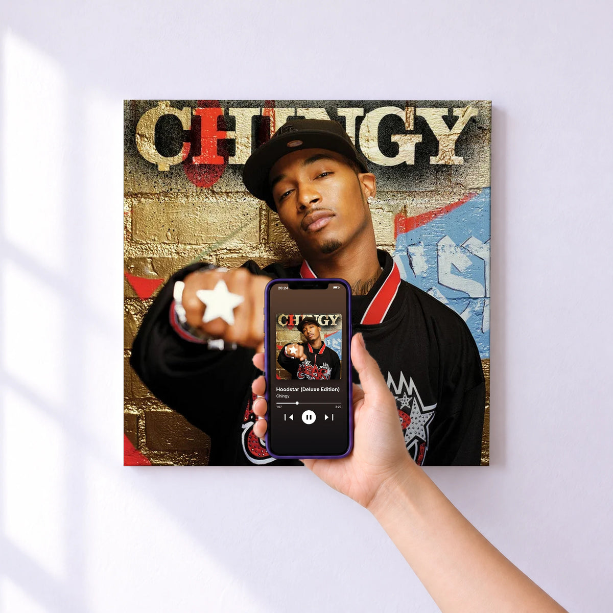 Affiche connectée Hoodstar (Deluxe Edition) de Chingy au mur : l'album se lance en approchant le téléphone