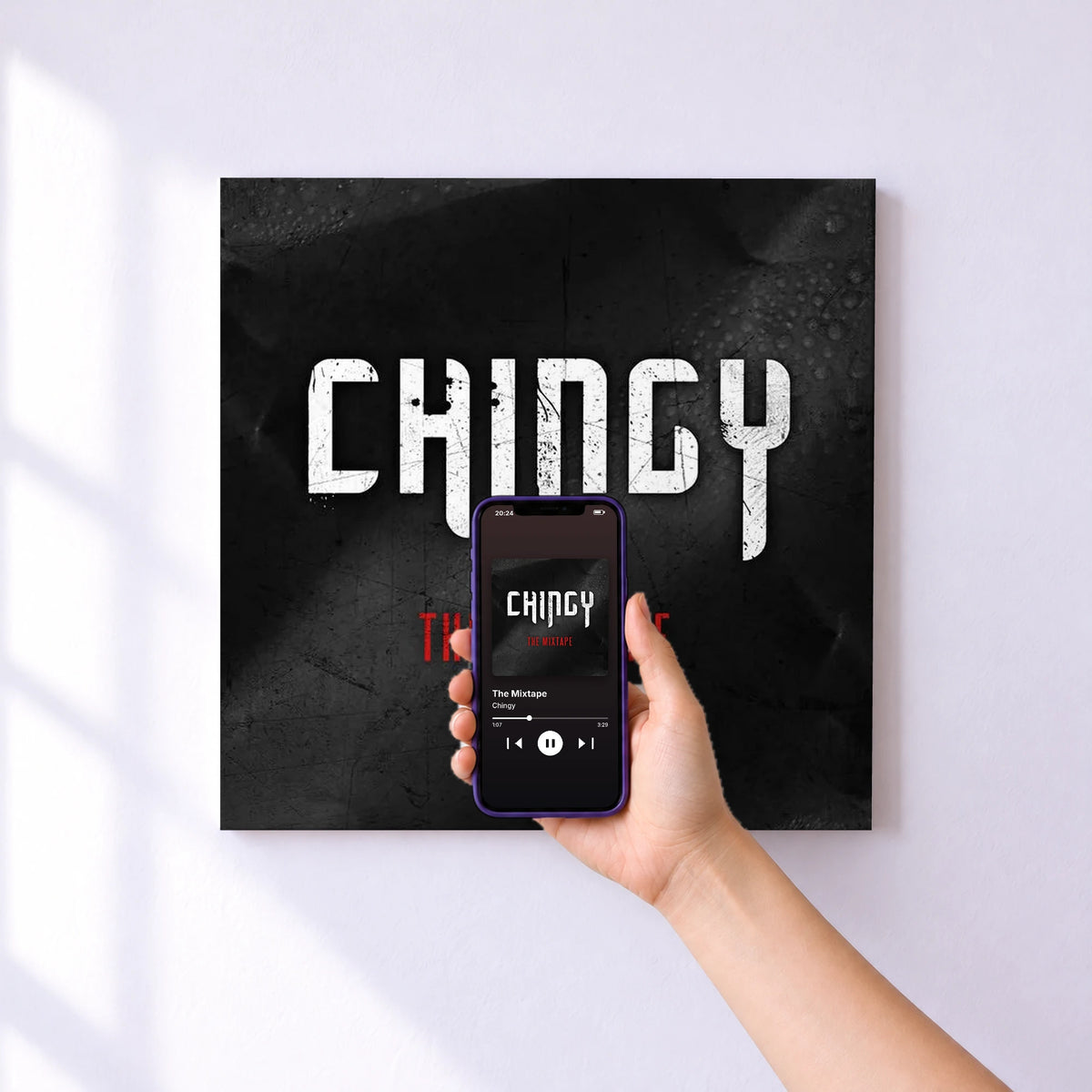 Affiche connectée The Mixtape de Chingy au mur : l'album se lance en approchant le téléphone