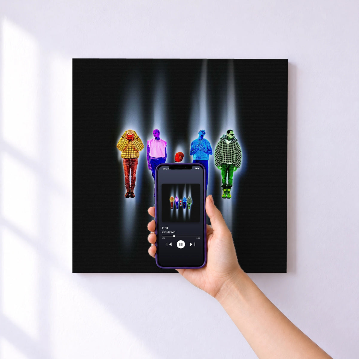 Affiche connectée 11:11 de Chris Brown au mur : l'album se lance en approchant le téléphone