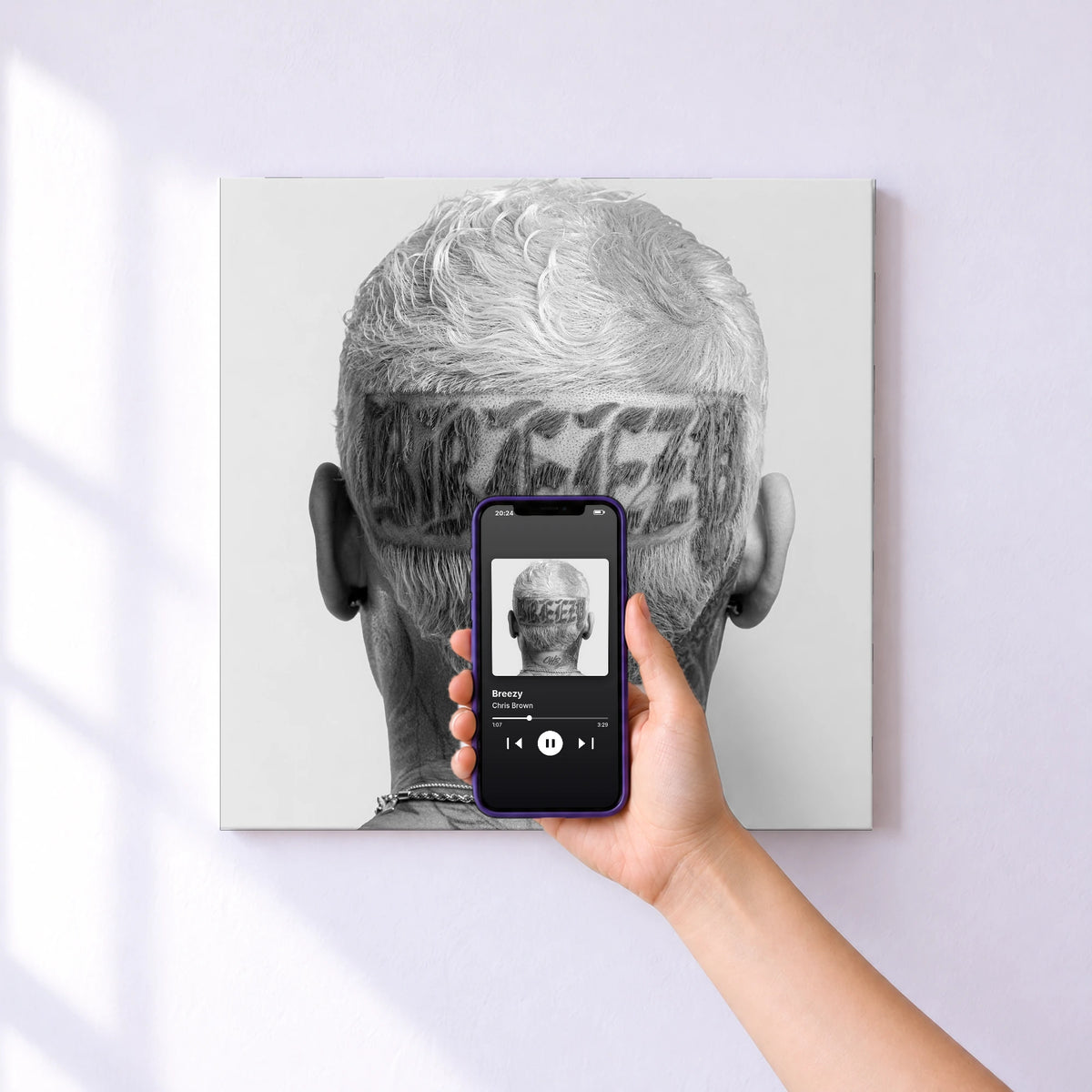 Affiche connectée Breezy de Chris Brown au mur : l'album se lance en approchant le téléphone