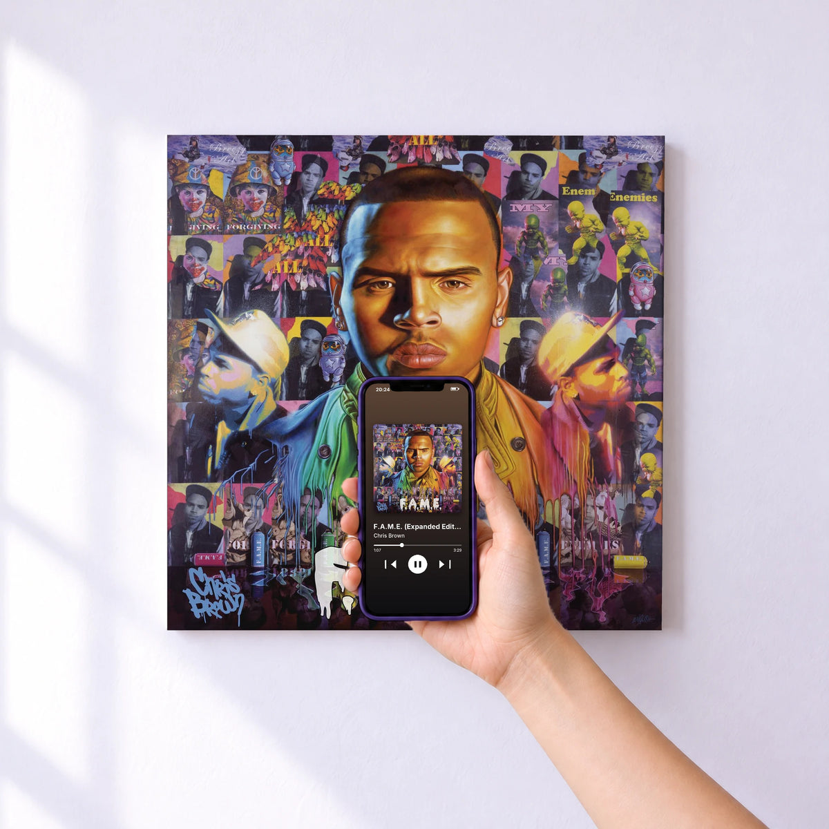 Affiche connectée F.A.M.E. (Expanded Edition) de Chris Brown au mur : l'album se lance en approchant le téléphone