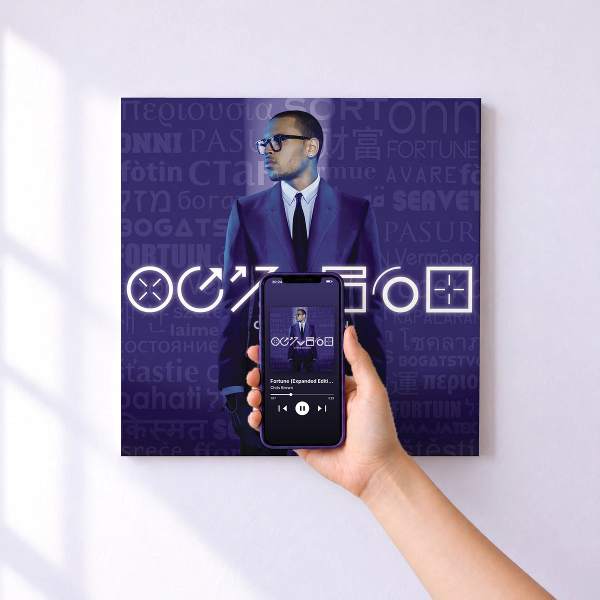 Affiche connectée Fortune (Expanded Edition) de Chris Brown au mur : l'album se lance en approchant le téléphone