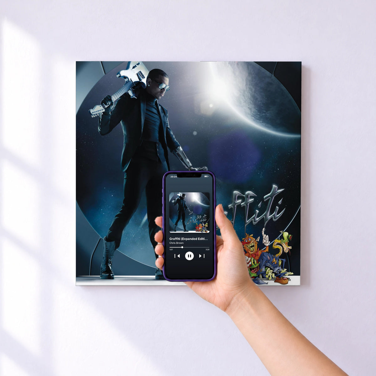 Affiche connectée Graffiti (Expanded Edition) de Chris Brown au mur : l'album se lance en approchant le téléphone