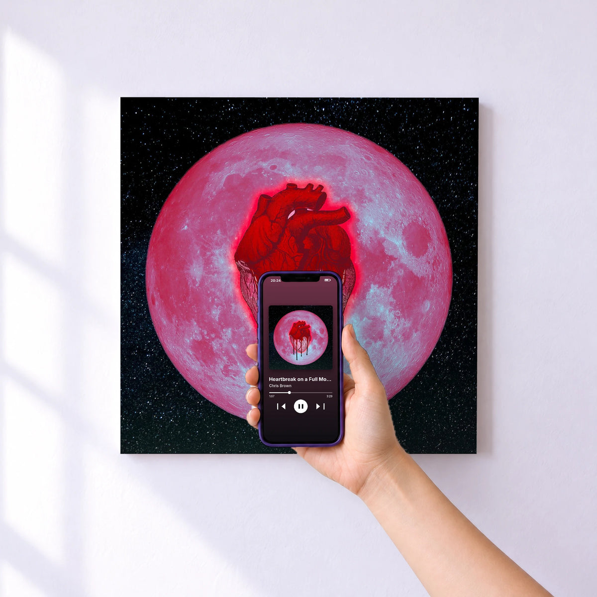 Affiche connectée Heartbreak on a Full Moon de Chris Brown au mur : l'album se lance en approchant le téléphone