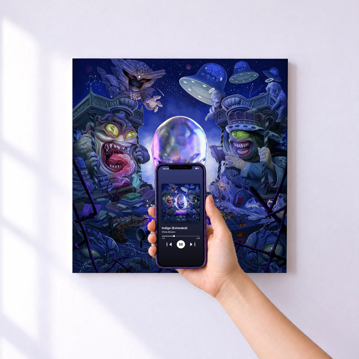Affiche connectée Indigo (Extended) de Chris Brown au mur : l'album se lance en approchant le téléphone