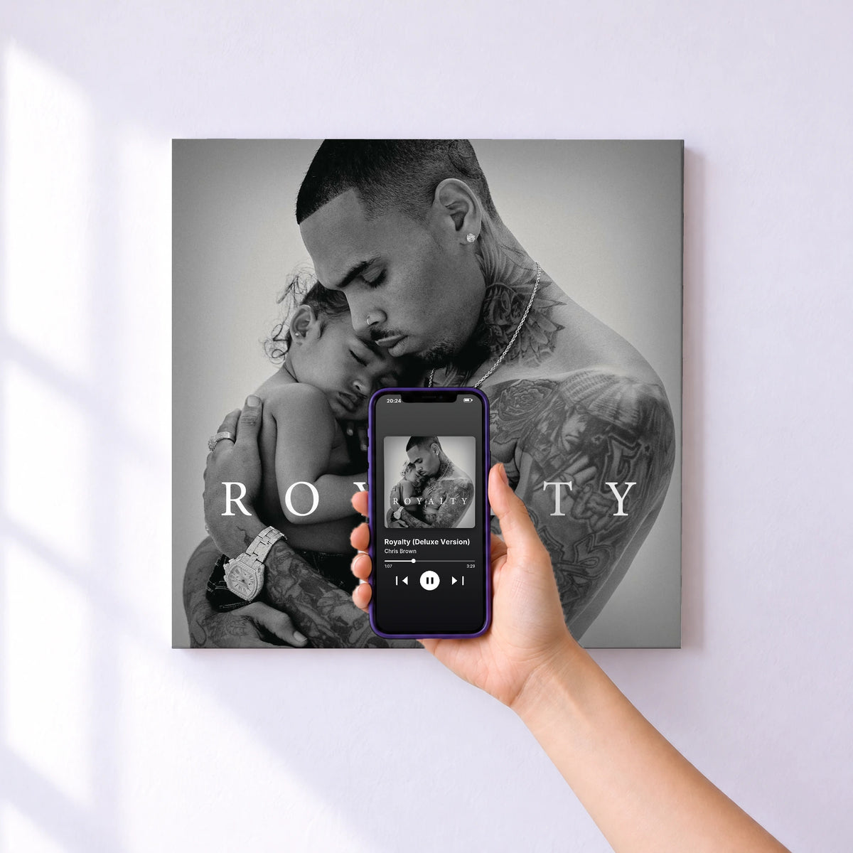 Affiche connectée Royalty (Deluxe Version) de Chris Brown au mur : l'album se lance en approchant le téléphone