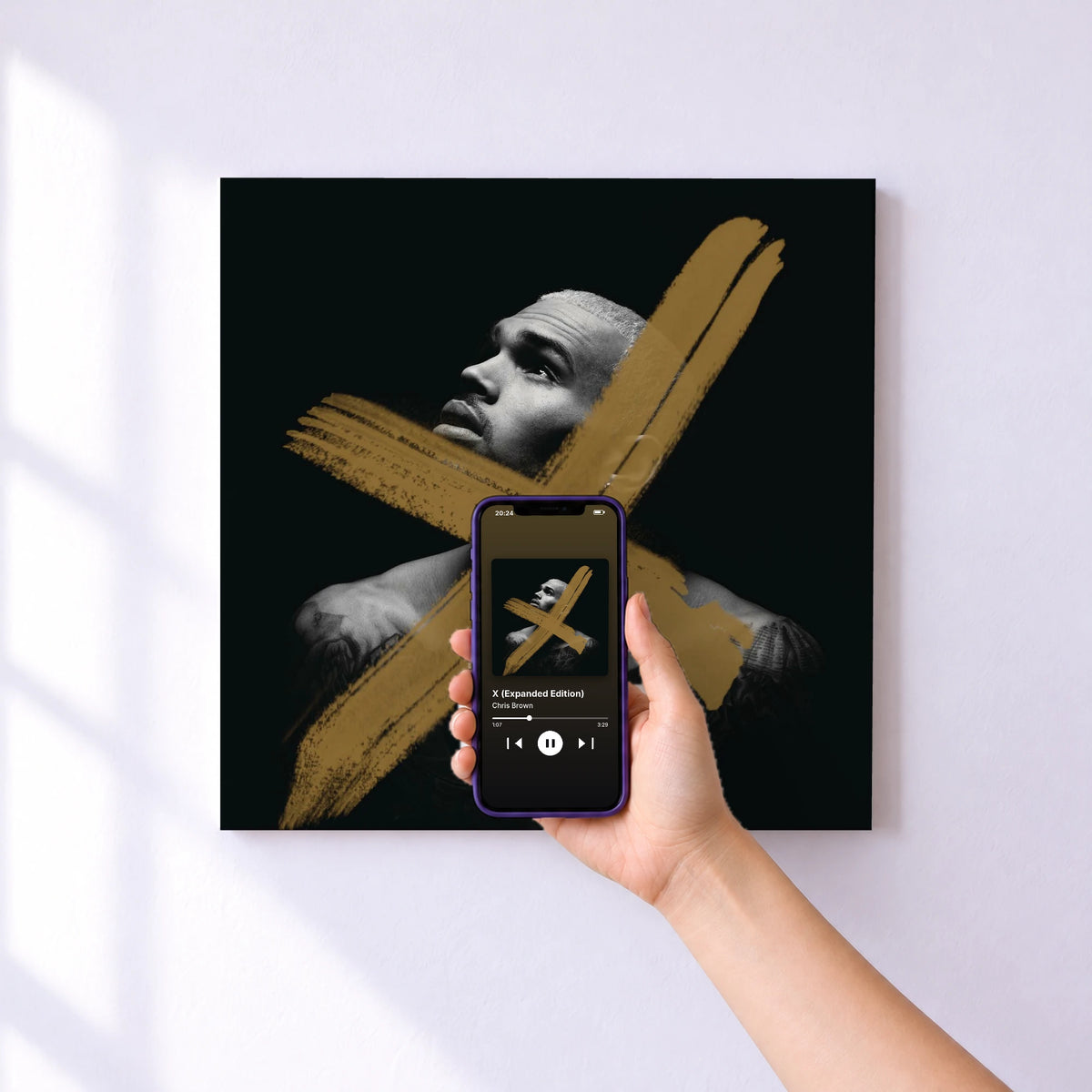 Affiche connectée X (Expanded Edition) de Chris Brown au mur : l'album se lance en approchant le téléphone
