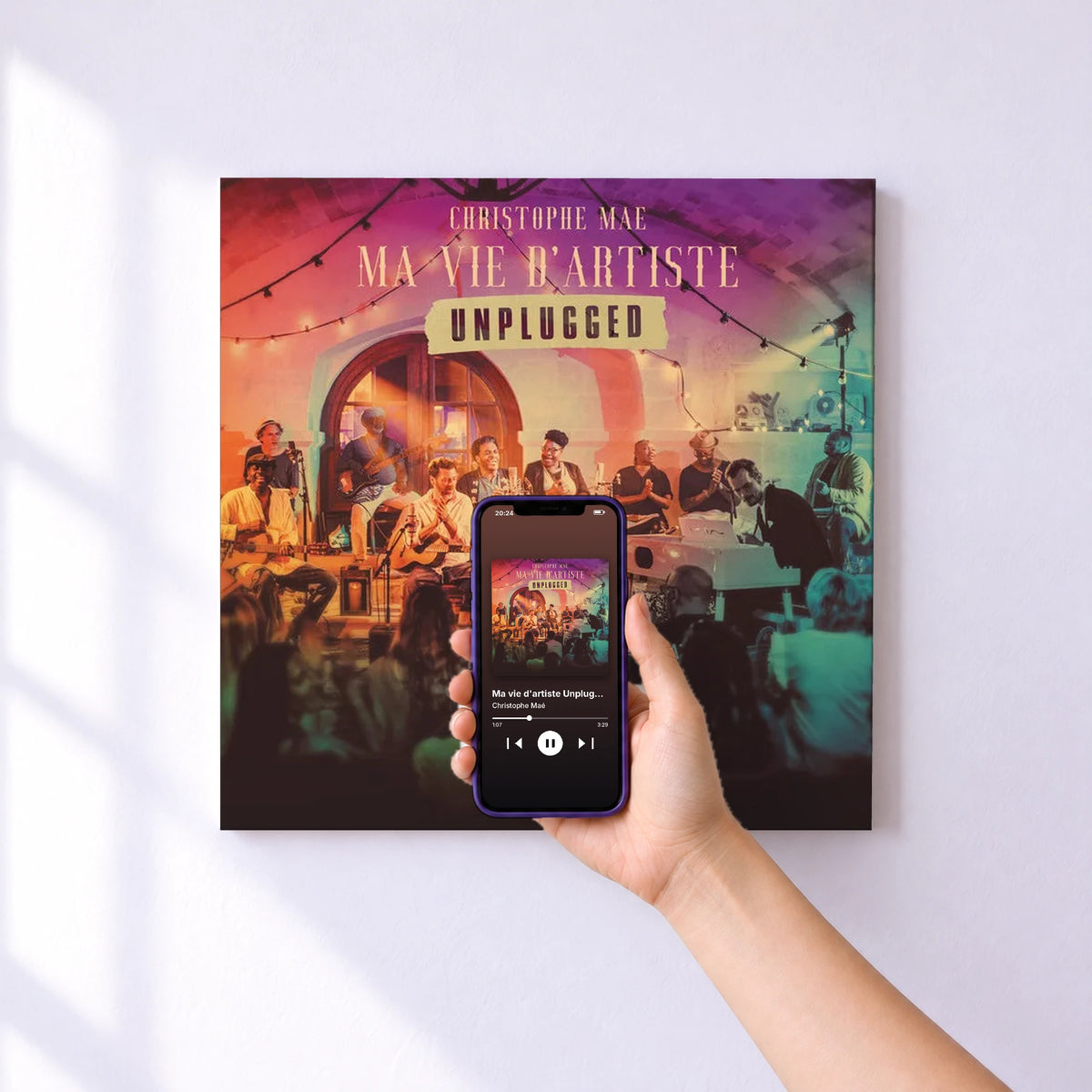 Affiche connectée Ma vie d'artiste Unplugged de Christophe Maé au mur : l'album se lance en approchant le téléphone