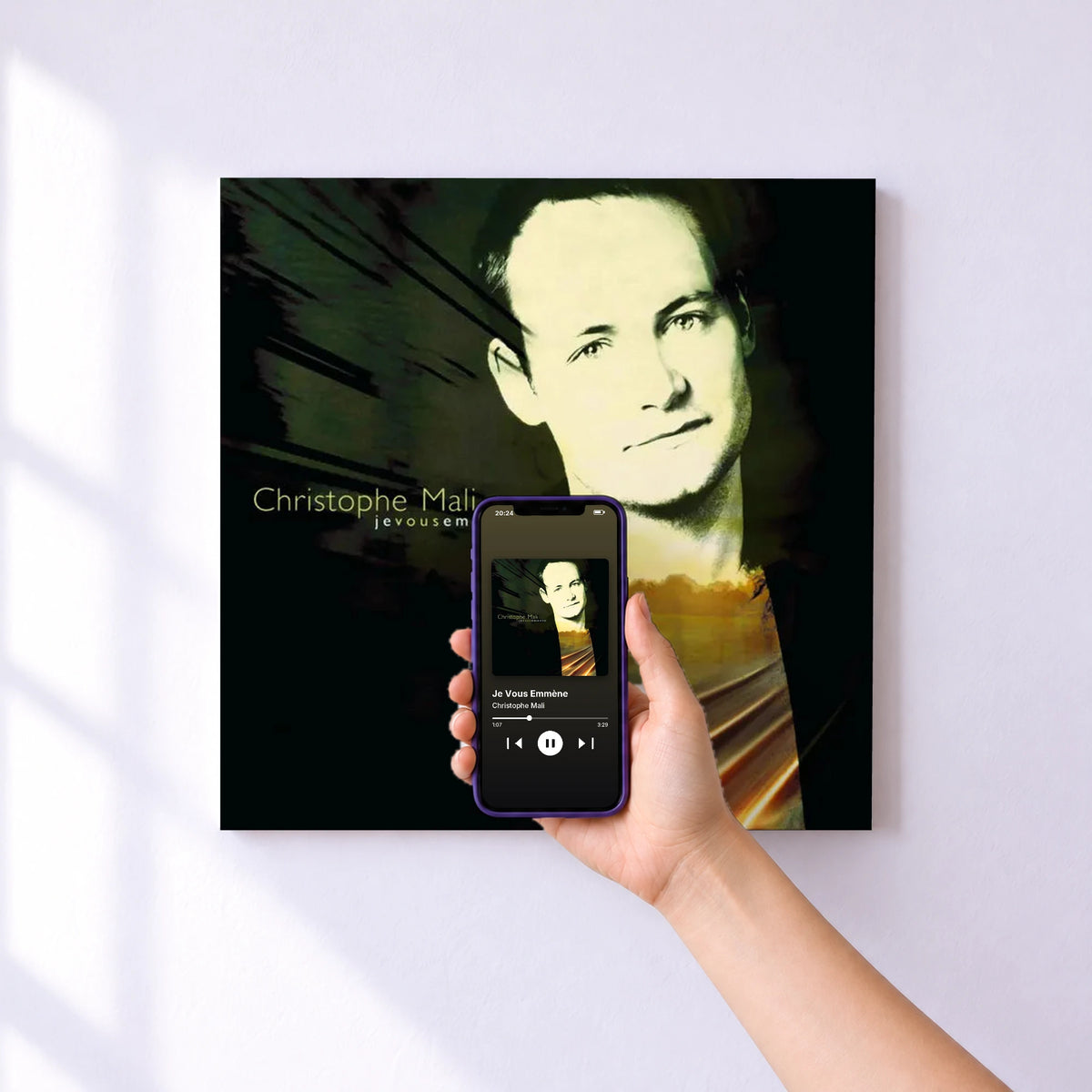 Affiche connectée Je Vous Emmène de Christophe Mali au mur : l'album se lance en approchant le téléphone